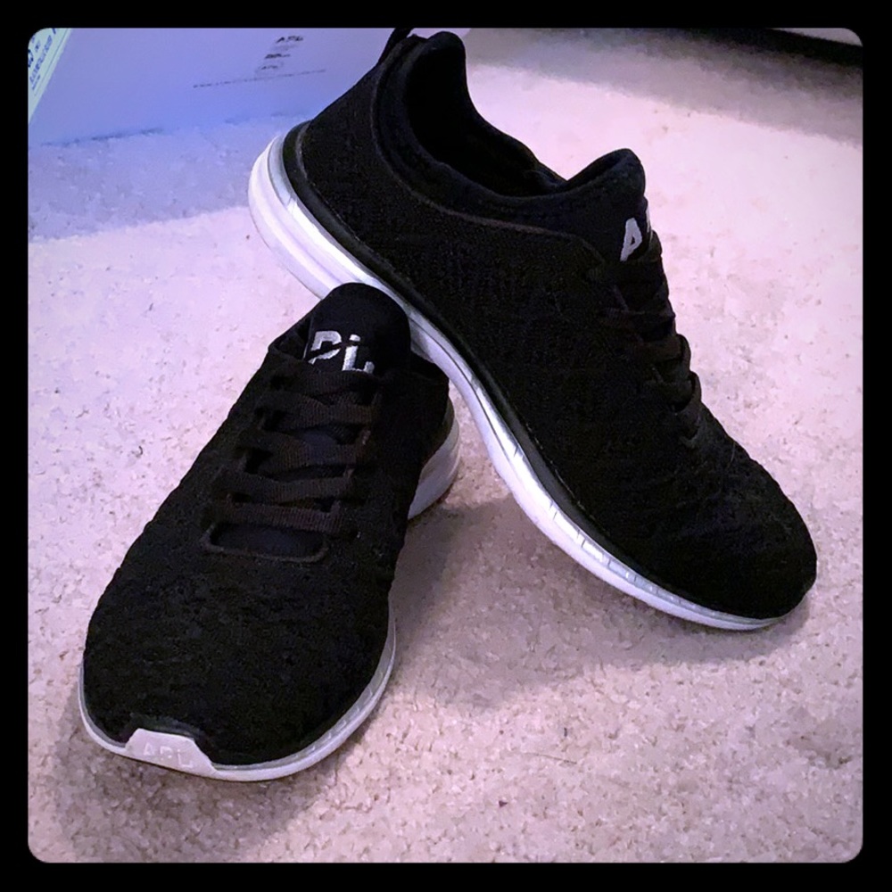 APL techloom phantom sneaker (women’s) size 5.